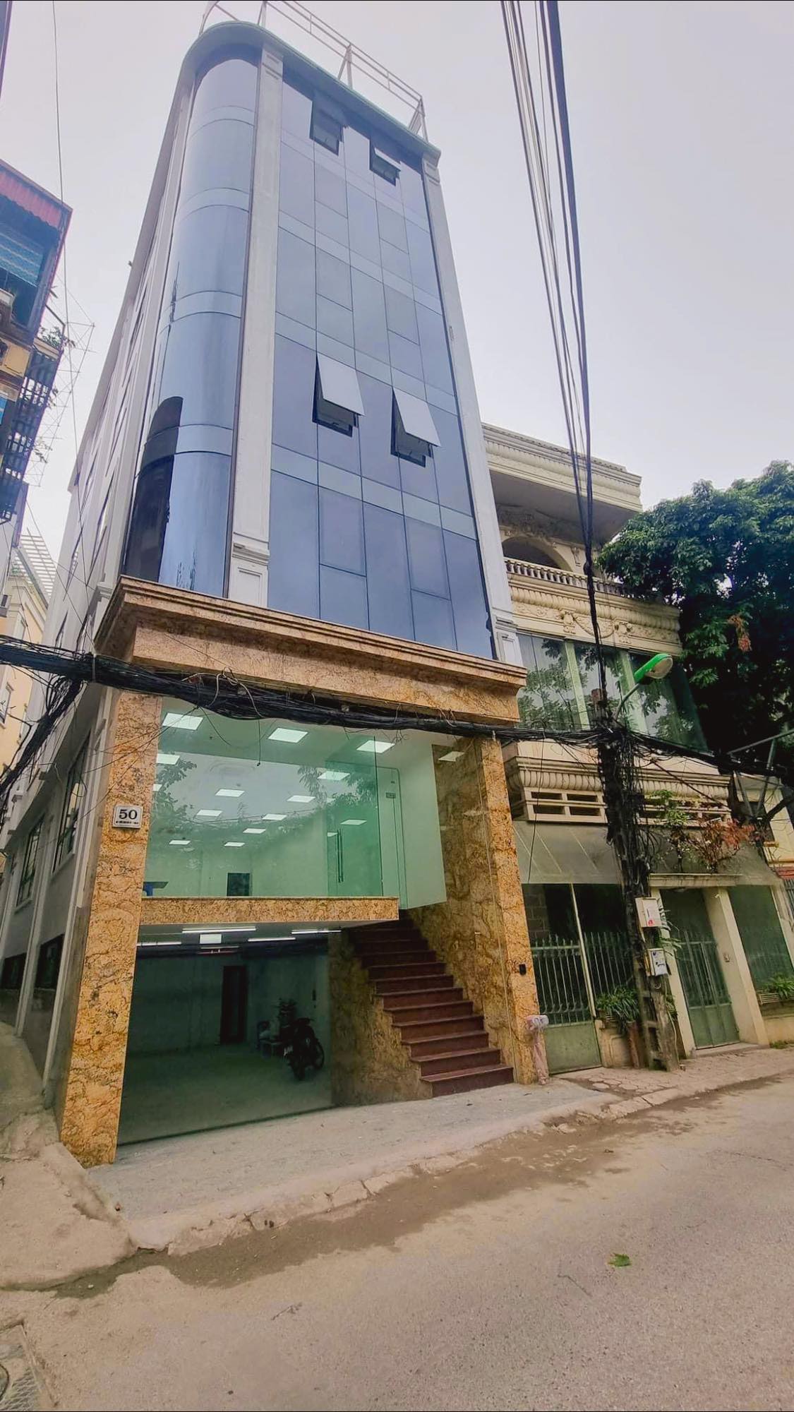 Bán tòa nhà văn phòng Hoàng Quốc Việt 120m2, 9 tầng, mặt tiền 6.2m giá rao bán 42.8 tỷ.