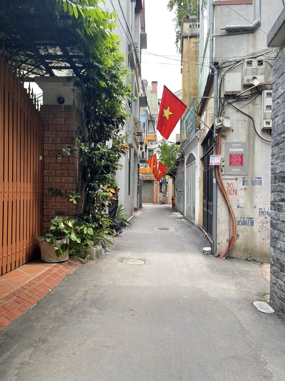 NGUYỄN VĂN CỪ - NHÀ LÔ GÓC - Ô TÔ THÔNG - GẦN PHỐ.