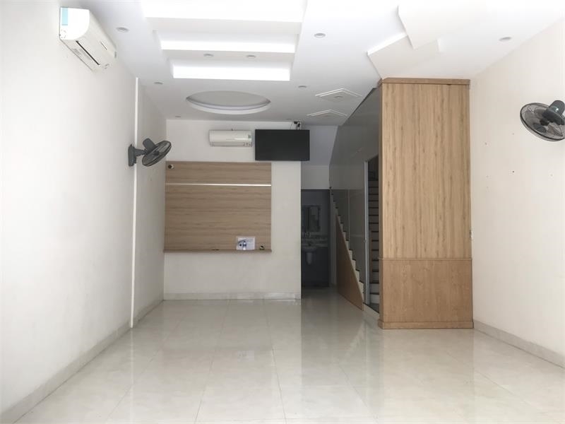 Cho thuê mặt bằng cạnh đường Lê lai, TPVT cửa kính máy lạnh đẹp.