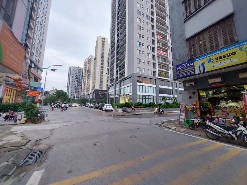 NHÀ ĐẸP MẶT PHỐ NGUYỄN VĂN CỪ VỊ TRÍ ĐẮC ĐỊA, MẶT TIỀN RỘNG - SIÊU HIẾM, THANG MÁY, CỬA NGÕ BERRIVER, KINH DOANH ĐỈNH.