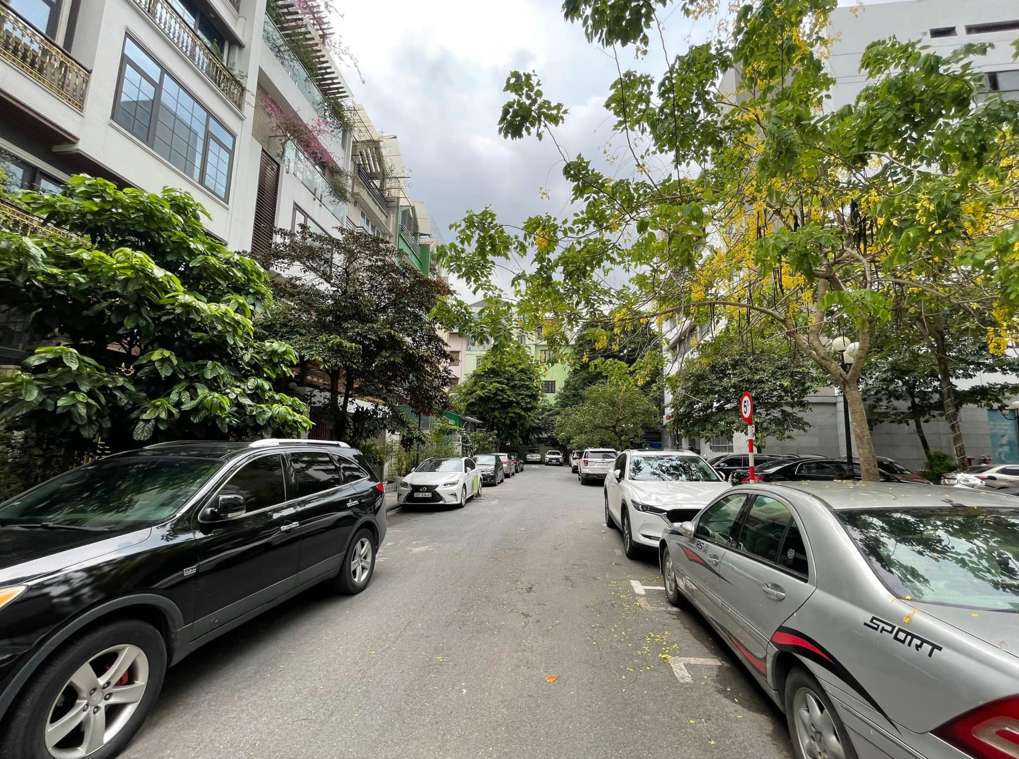 Bán Nhà phố Phan Văn Trường phân lô lô góc 40m 5T ô tô kinh doanh 9.5 tỷ.