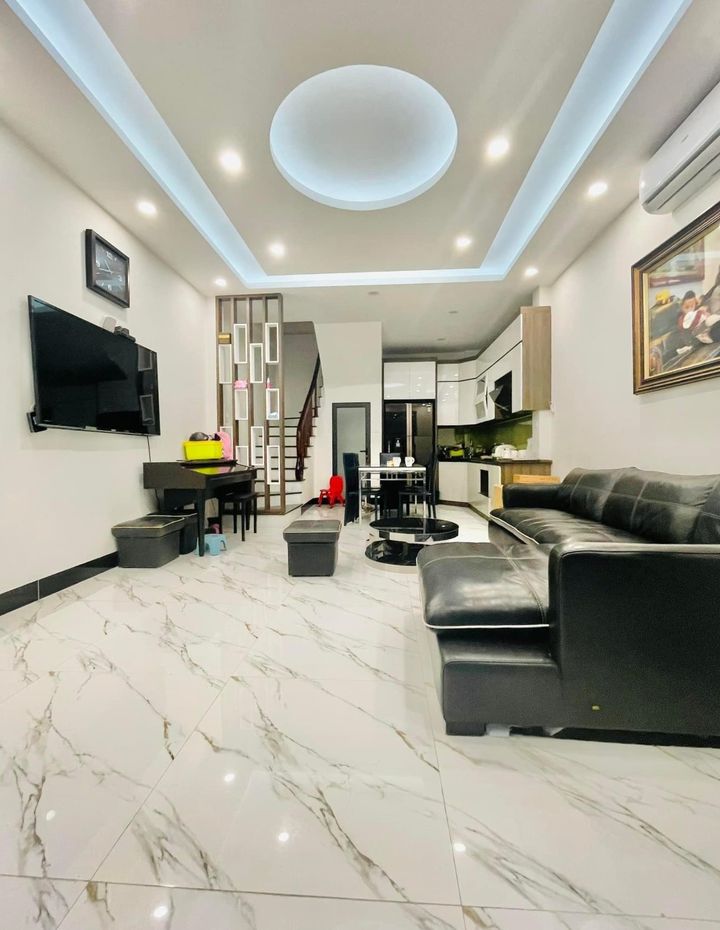 Bán nhà phố Hoàng Hoa Thám, Ba Đình. Oto tránh trước nhà. DT 31m x 5 Tầng x Giá 4.5 tỷ.