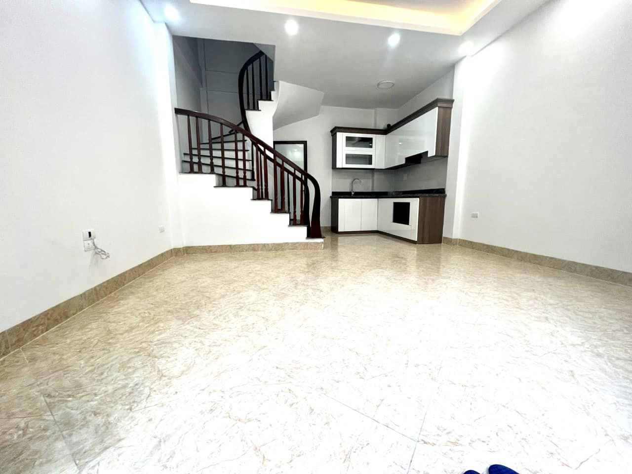 Bán nhà đường Hoàng Mai. DT: 30m2 xây 5 tầng, MT: 4,7m giá 3,7 tỷ..