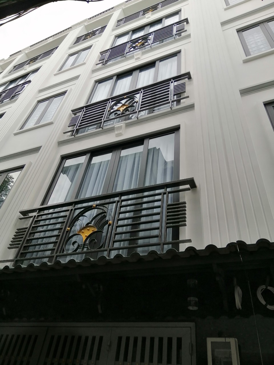 Nhà rẻ mới đẹp thang máy 1 trệt 4 lầu Trường Sa giáp Quận 1 TP.HCM.