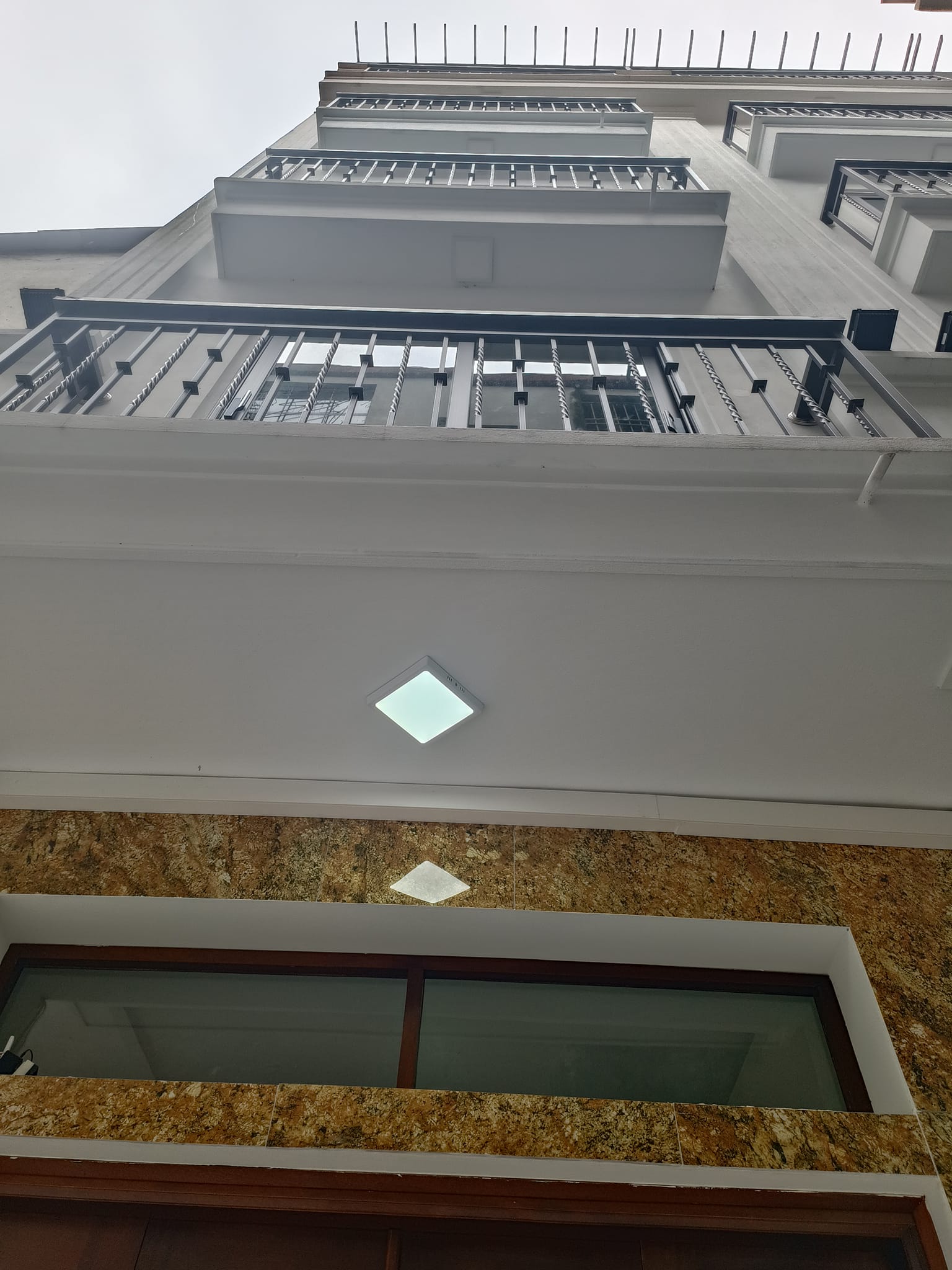 Bán căn nhà mới phố Hoàng Hoa Thám giá 3.9 tỷ DT 30m2 5 tầng MT 4.4m