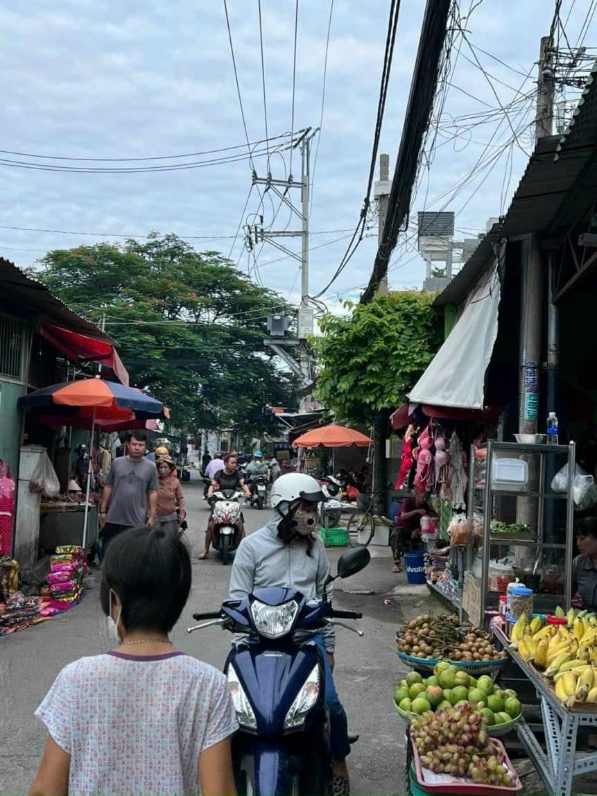 MUA 1 ĐƯỢC 2 NHÀ MẶT TIỀN CHỢ - 8M X 18M - ĐANG THUÊ 12TR/THÁNG.