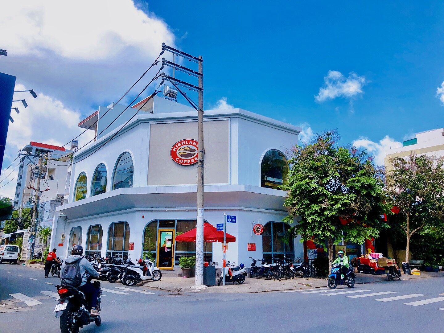 Bán nhà góc 2 mặt tiền đường Độc Lập,DT:10x18m đúc 1 lầu giá 38 tỷ.