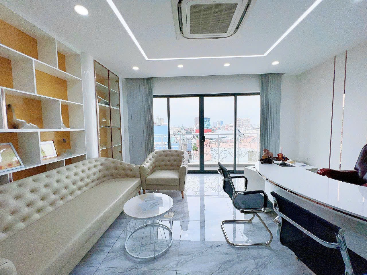 Bán gấp Khách Sạn mặt tiền đường Phạm Ngũ Lão-Bùi Viện. Quận 1.DT: 5,2x19m.Hầm+8 Lầu.(TN 400 Triệu/tháng).65 Tỷ.