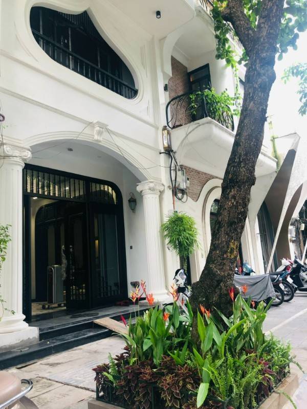 Gia đình em cần bán nhanh tòa nhà mặt phố Triệu Việt Vương 12 tầng, vị trí gần VinCom, mặt tiền 9m.