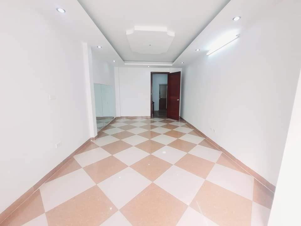 Bán nhà đường Hoàng Mai. DT: 33m2 xây 6 tầng, MT: 3.2 m giá 4.8 tỷ.