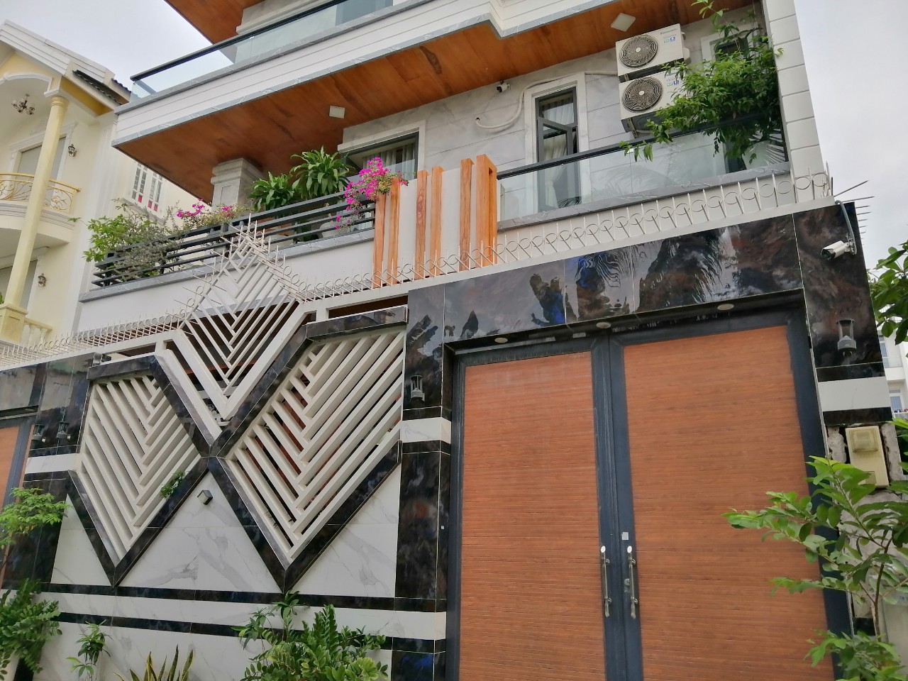 Bán rẻ biệt thự giáp công viên 12 x 16m 1 trệt 2 lầu khu Bông Sao Quận 8 TP.HCM.