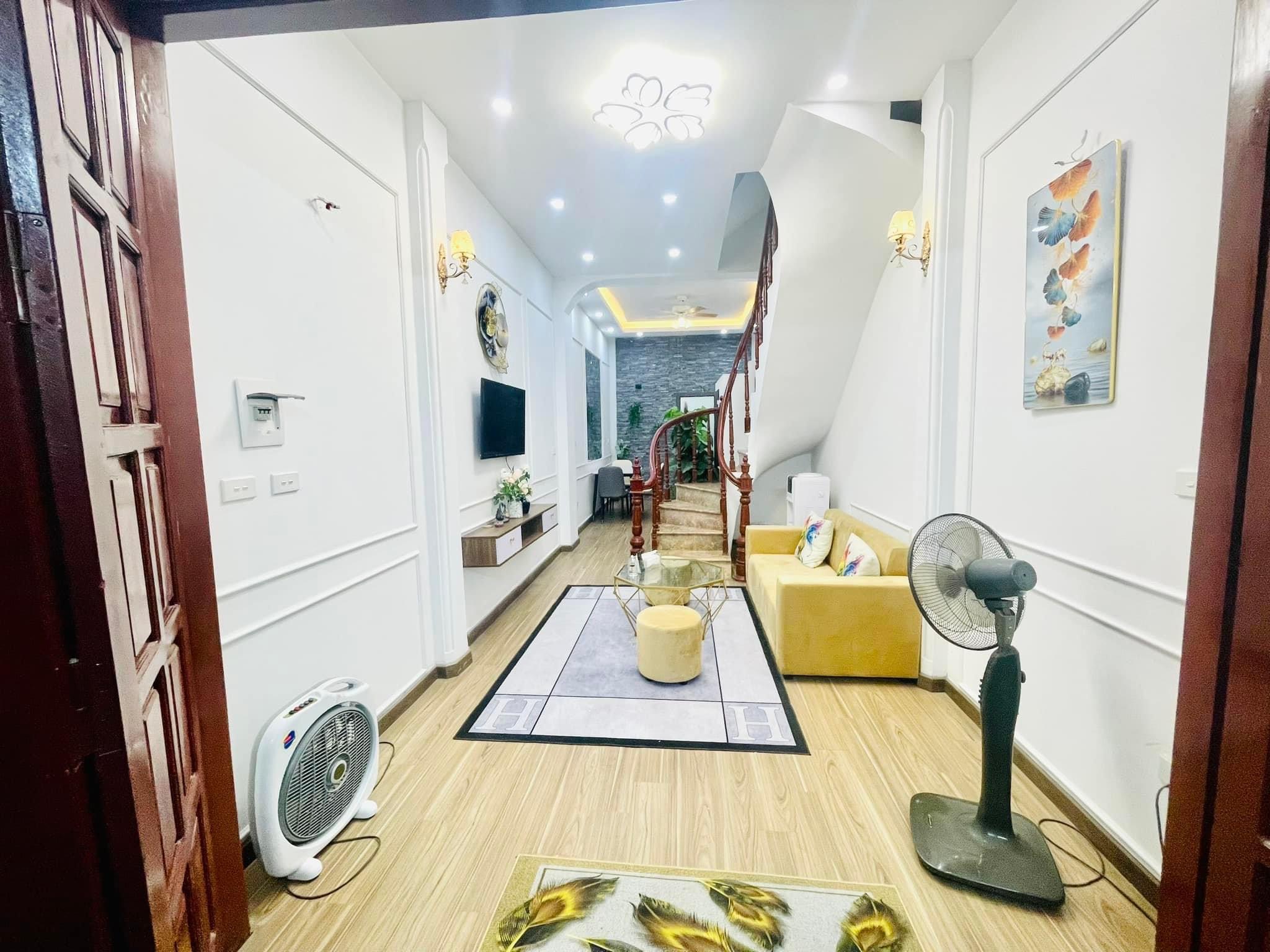 BÁN NHÀ TÂN MAI QUẬN HOÀNG MAI - 35M 4 TẦNG MT 3.2M - NHỈNH 3 TỶ NHÀ ĐẸP FULL NỘI THẤT 15M RA Ô TÔ NGÕ NÔNG RỘNG.