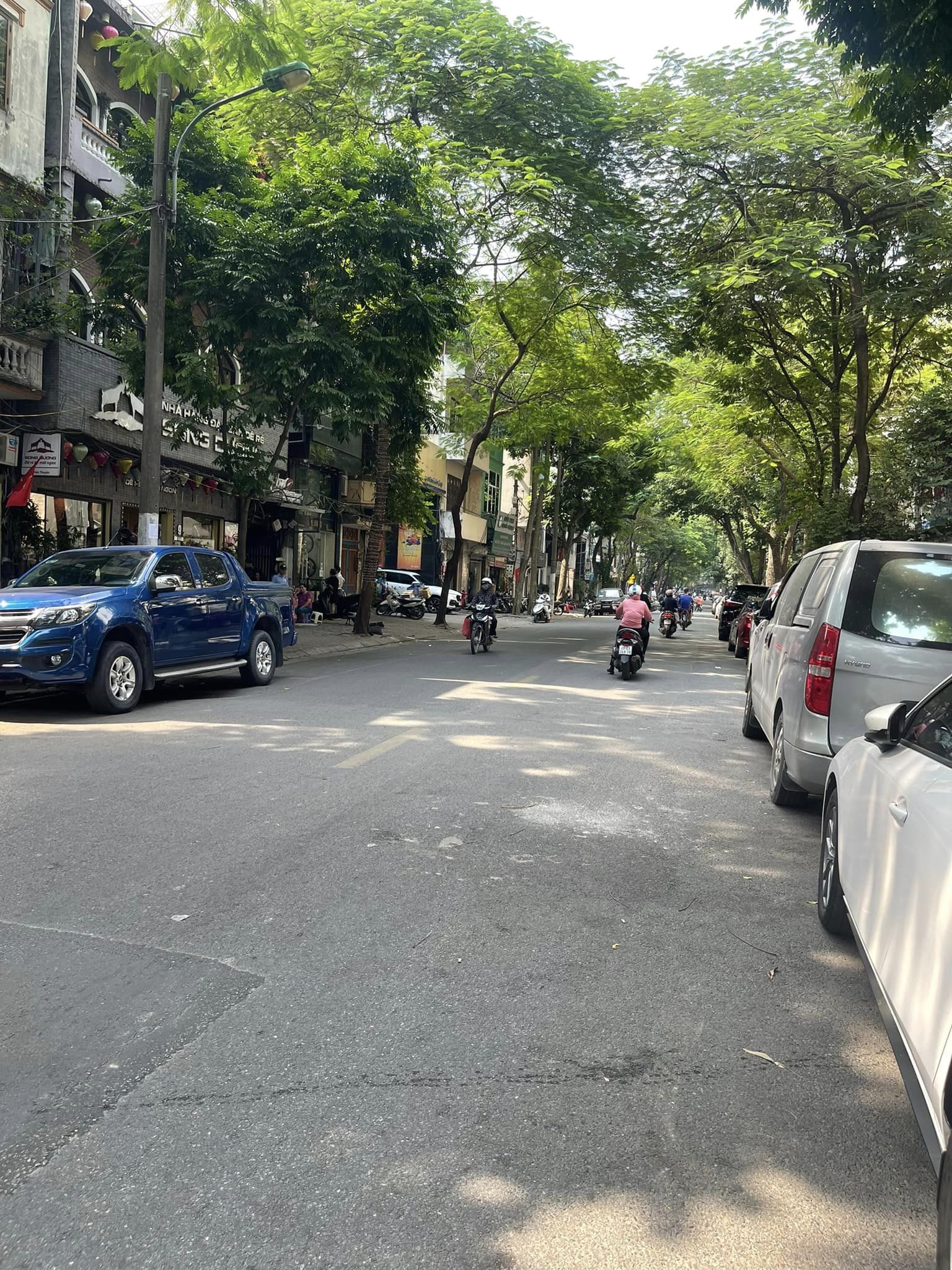 Bán nhà ở trung tâm Phố Cầu Giấy - 15m ra hồ - ô tô - nhà đẹp ở luôn, giá 5tỷ hơn..