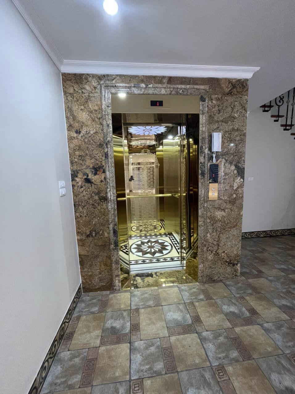 Bán nhà 36m2 phố Nghi Tàm, Tây Hồ Gara Ô tô thông Kinh doanh tốt Giá 4.3 Tỷ.