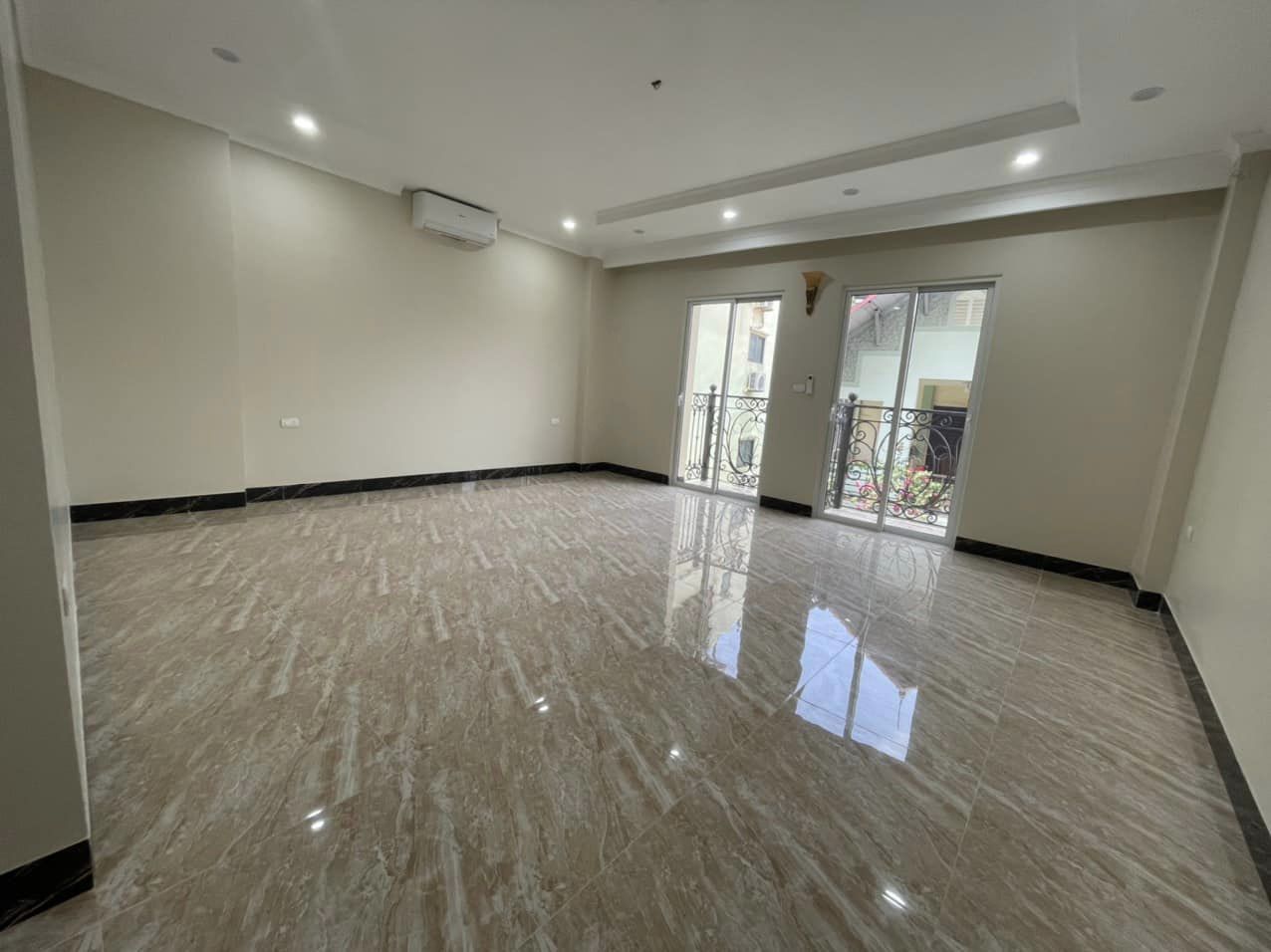 Bán nhà 36m2 phố Nghi Tàm, Tây Hồ Ô tô dừng đỗ Kinh doanh Giá 4.1 Tỷ.