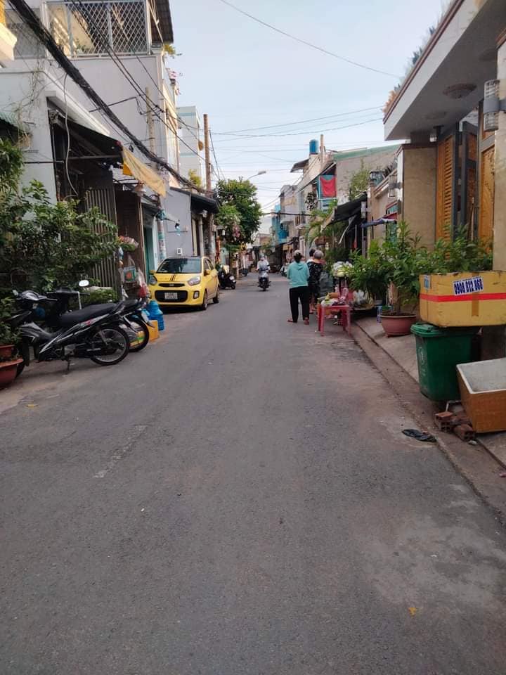 Bán nhà Bình Tân, đường số, 2 tầng, giá 4.8 tỷ TL, sổ vuông, hẻm yên tĩnh..