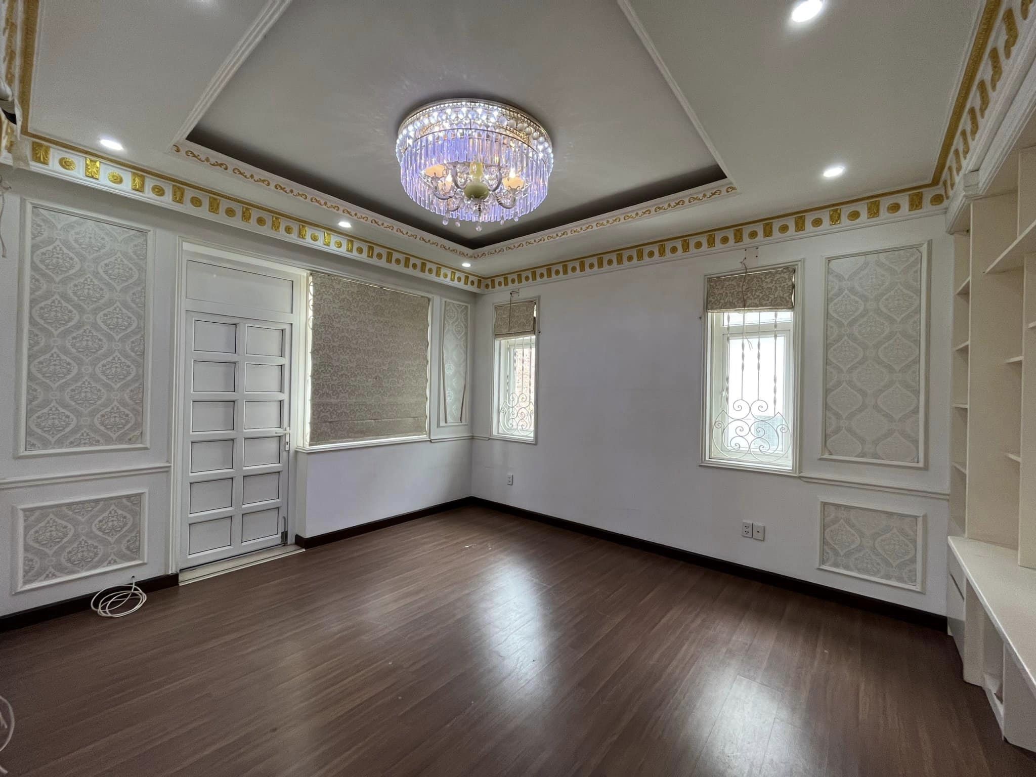 Hạ chào 3.5 tỷ Biệt thự vi vu gió hồ Linh Đàm, 240m2 sổ đỏ, mặt tiền khủng 13m, giá sốc 38 tỷ.