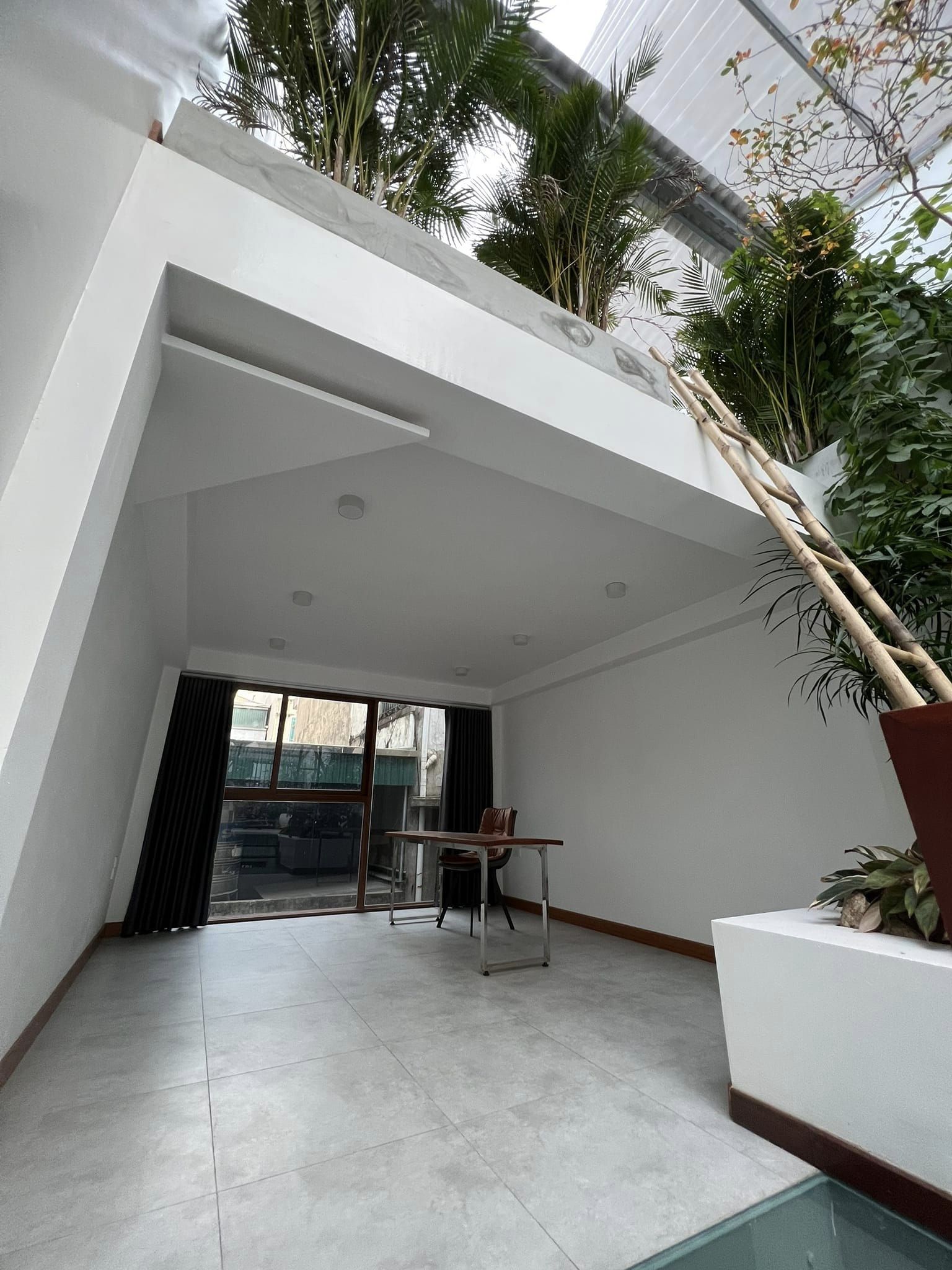 Nhà mới ngõ 82 Yên Lãng,Q Đống Đa. Diện tích 64m2. . Ô Tô qua nhà. Nội thất đẹp- Giá 11 TỶ. LH: 0944285522