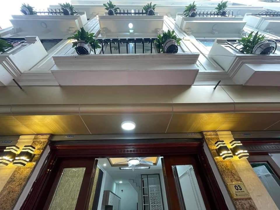 Bán nhà 5 tầng, phố Linh Lang, ô tô vào nhà, kinh doanh, giá 10.5 tỷ.