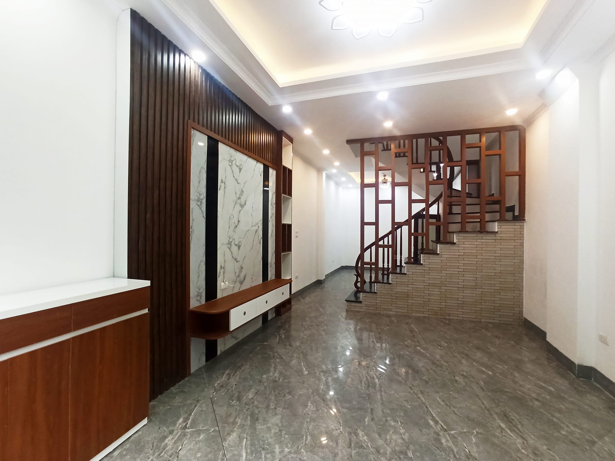 Bán nhà 56m2 phố Nghi Tàm, Tây Hồ Gara Ô tô VIP Thang máy XỊN Dòng tiền khủng 9.3 Tỷ.