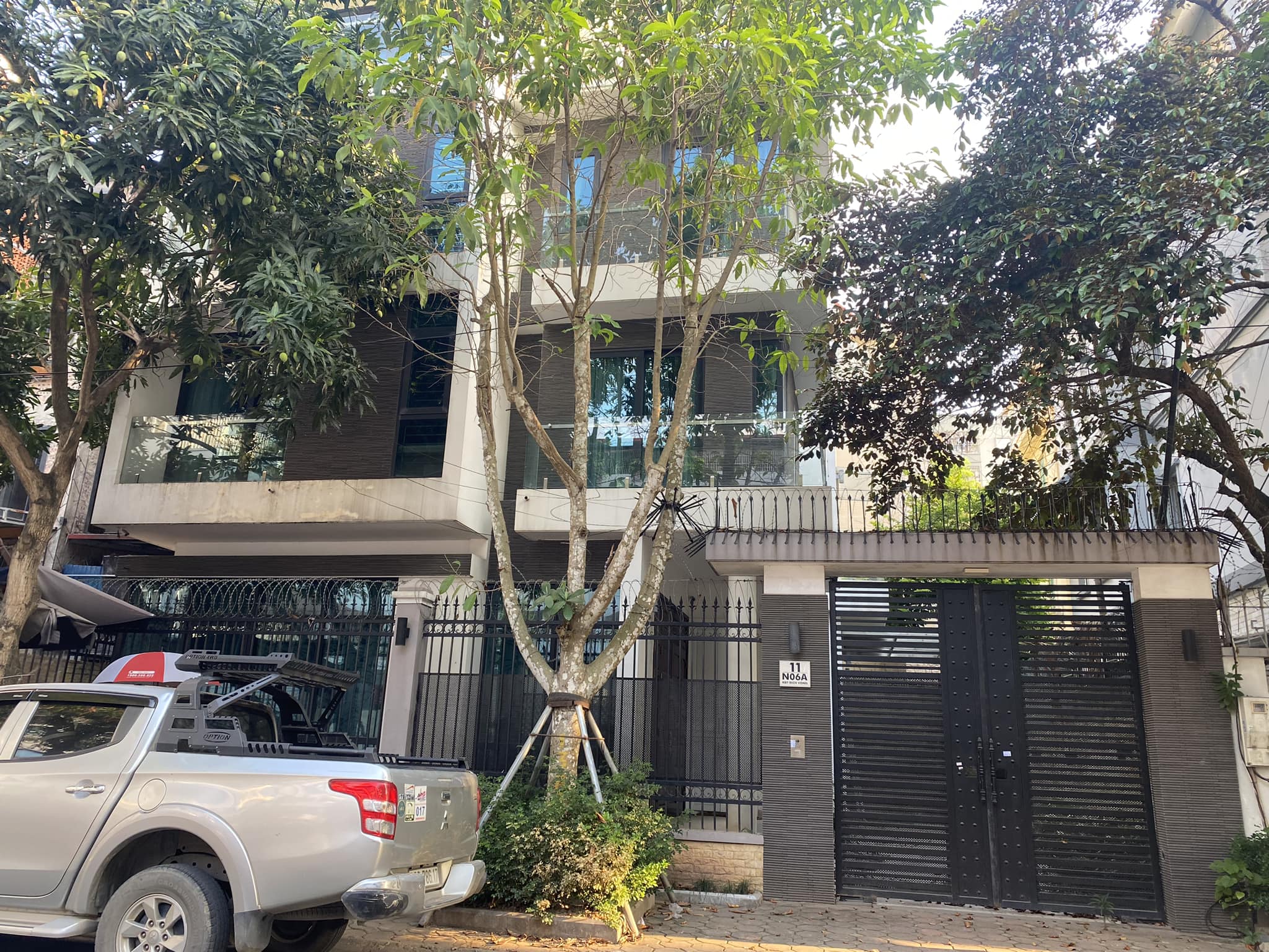 Biệt Thự Đơn Lập Dịch Vọng 189m2,4 tầng, Mt 14m, Tặng Nội Thất giá 5X Tỷ.