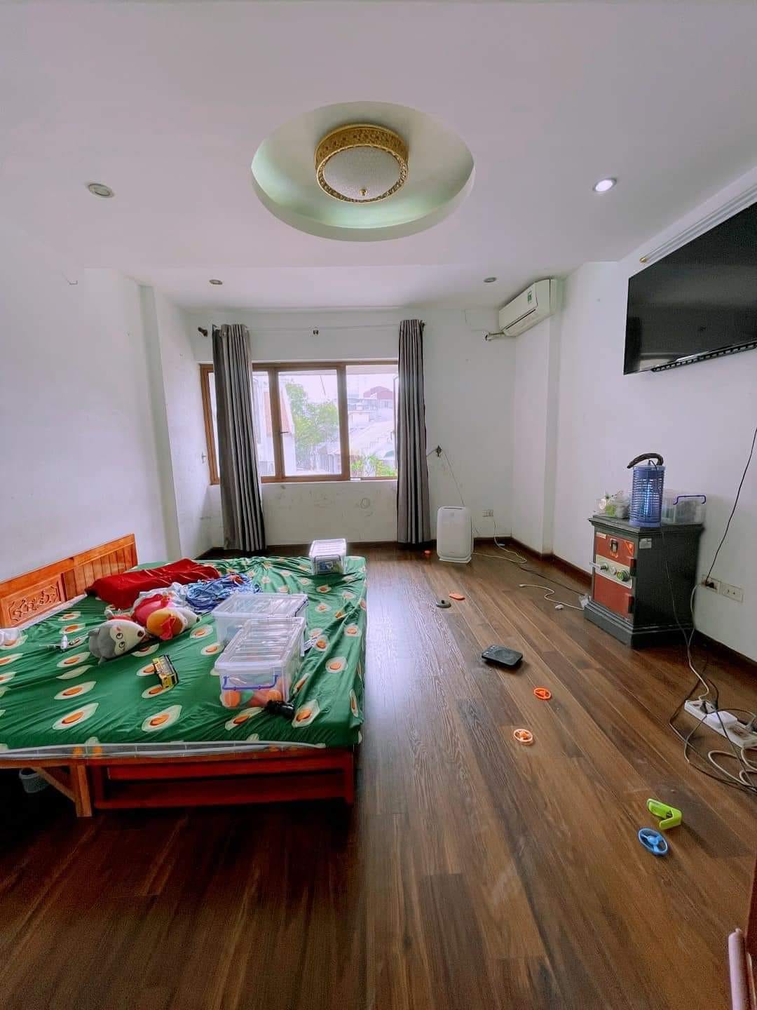 Bán nhà 5 tầng ngách 121 ngõ Thái Thịnh 1 diện tích 55 m2 mặt tiền 4 m giá 5 tỷ.