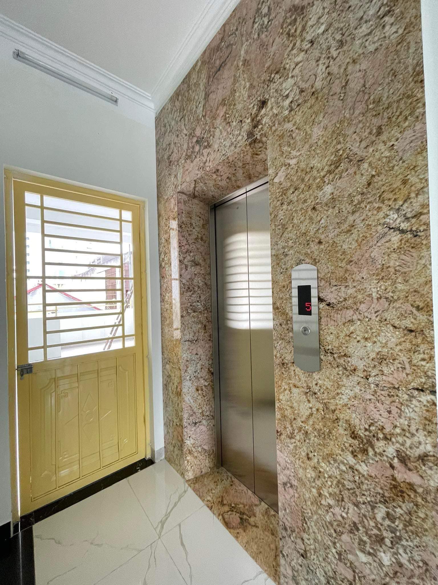  83m2