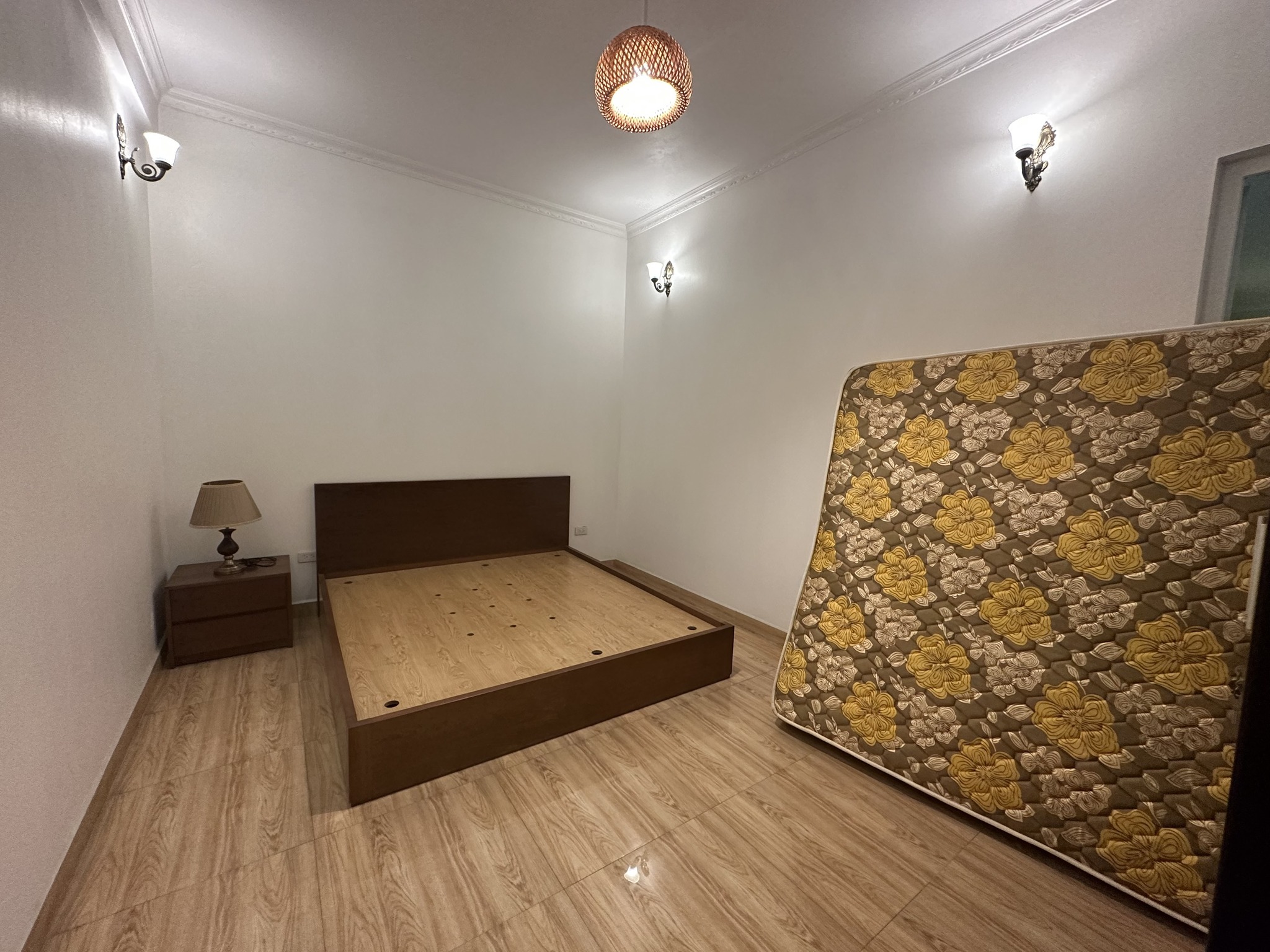 Bán nhà 55m2 phố Nghi Tàm, Tây Hồ Gara Ô tô tránh Thang máy Nhập Giá bay nhanh 9.4 Tỷ.