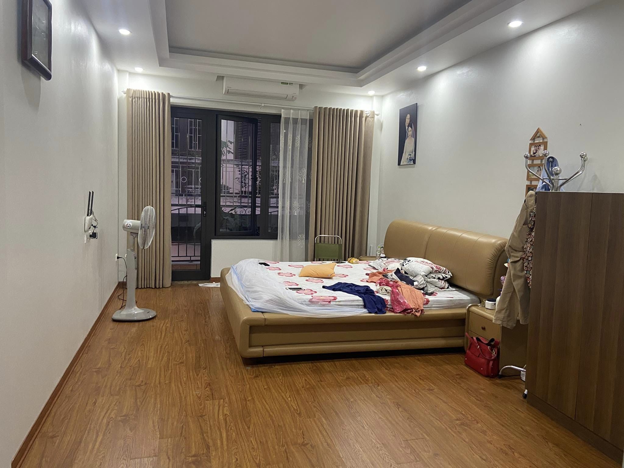 Bán nhà 81m2 phố Nguyễn Văn Cừ, Long Biên Gara Ô tô đua Thang máy Nội thất VIP 10.2 Tỷ.