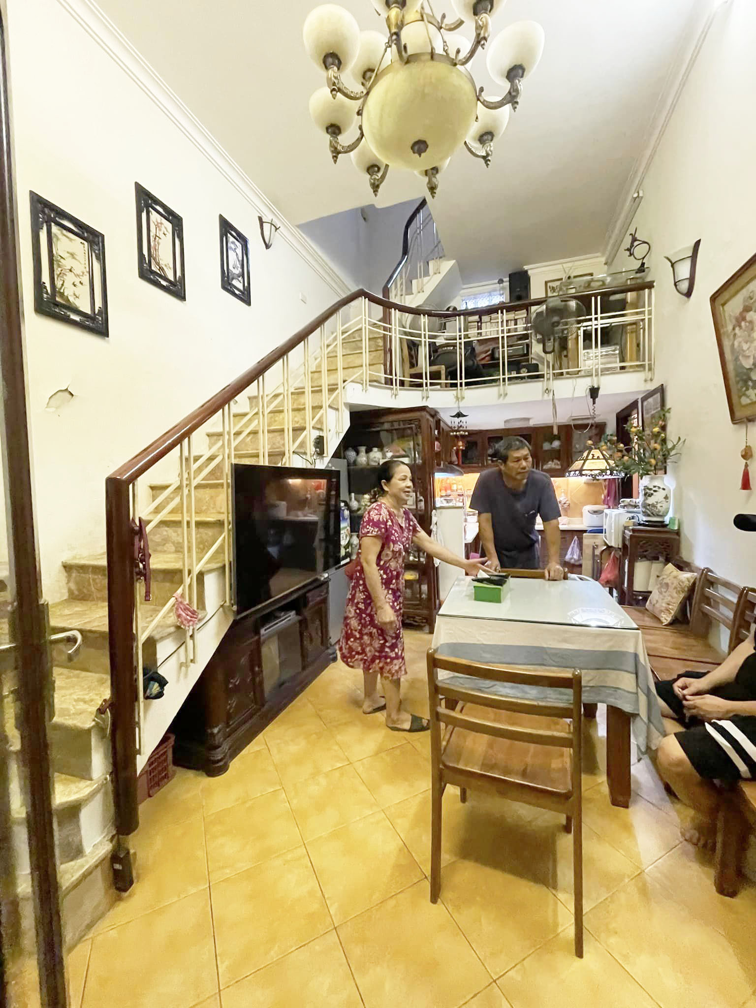 Gia đình rất cần bán gấp nhà Mặt phố Nguyễn Phúc Lai giá 13.9 tỷ, 90mx3 tầng.