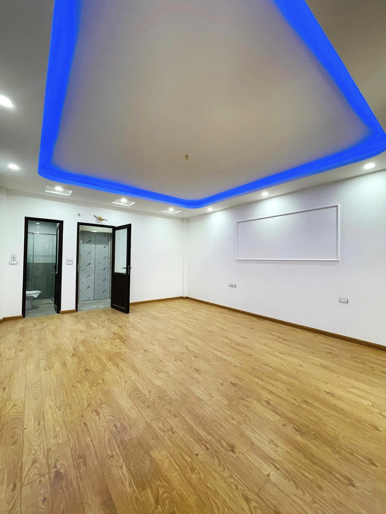 Bán nhà 82m2 phố Nguyễn Văn Cừ, Long Biên Gara Ô tô Thang máy Nhập Nội thất Nhập Khẩu 10.3 Tỷ