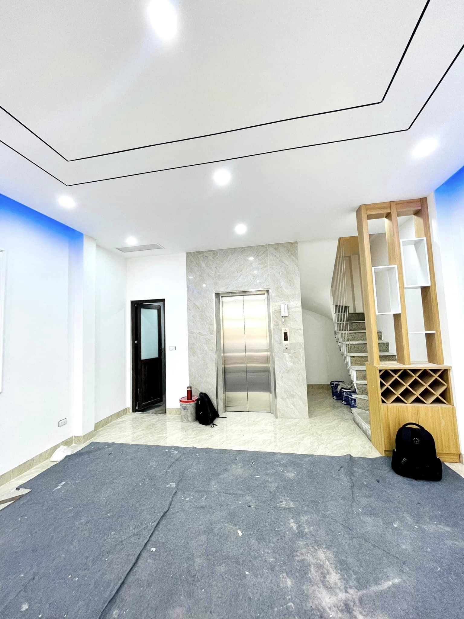 Bán nhà 82m2 phố Nguyễn Văn Cừ, Long Biên Gara Ô tô tránh Thang máy Nội thất VIP 10.2 Tỷ.