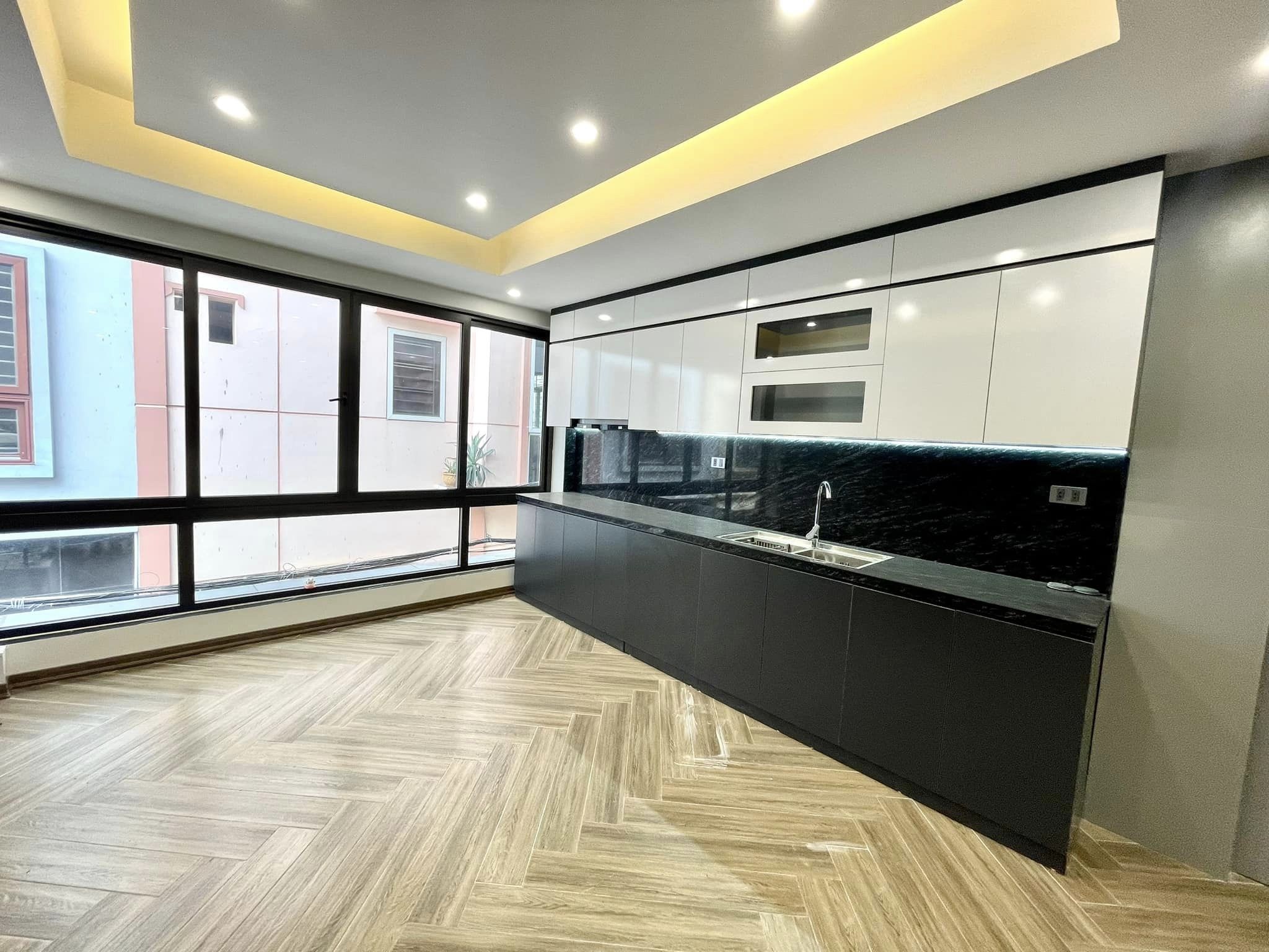 Bán nhà 79m2 phố Nghi Tàm, Tây Hồ Thang máy 8 phòng Dòng tiền tốt 9.3 Tỷ.