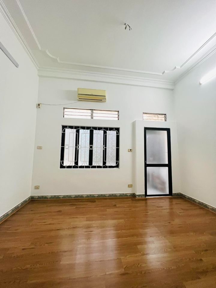 CỰC HIẾM NHÀ NHỎ TIỀN CẦU GIẤY , NGÕ ĐẸP ,BÃI Ô TÔ TRƯỚC NHÀ.