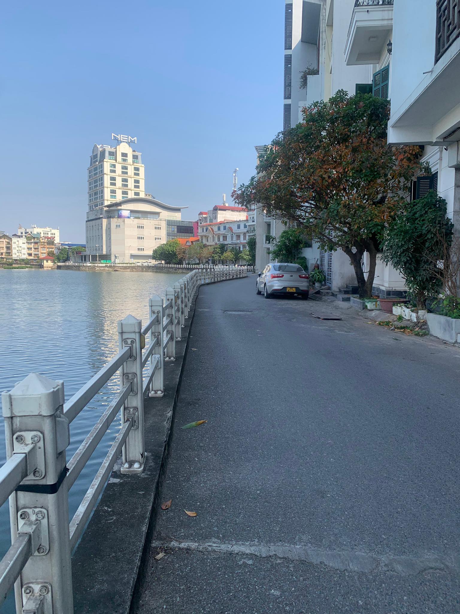 Nhà đẹp mặt hồ Ngọc Lâm, 100m x 4 tầng, mặt tiền 7.3m, ôtô dừng đỗ.