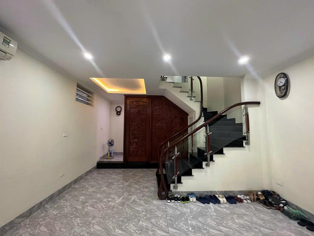 Bán nhà phố Lạc Long Quân, Cầu Giấy. Oto tránh. DT 62m x 3 Tầng x 5.2 tỷ