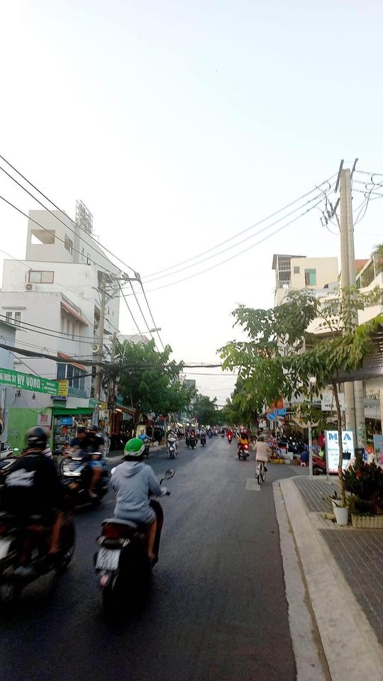 Nhà Mặt Tiền Số 10 P.Tân Quy Ngang Hơn 6m - Trung Tâm Quận 7 - Tiện Xây Mới XD.