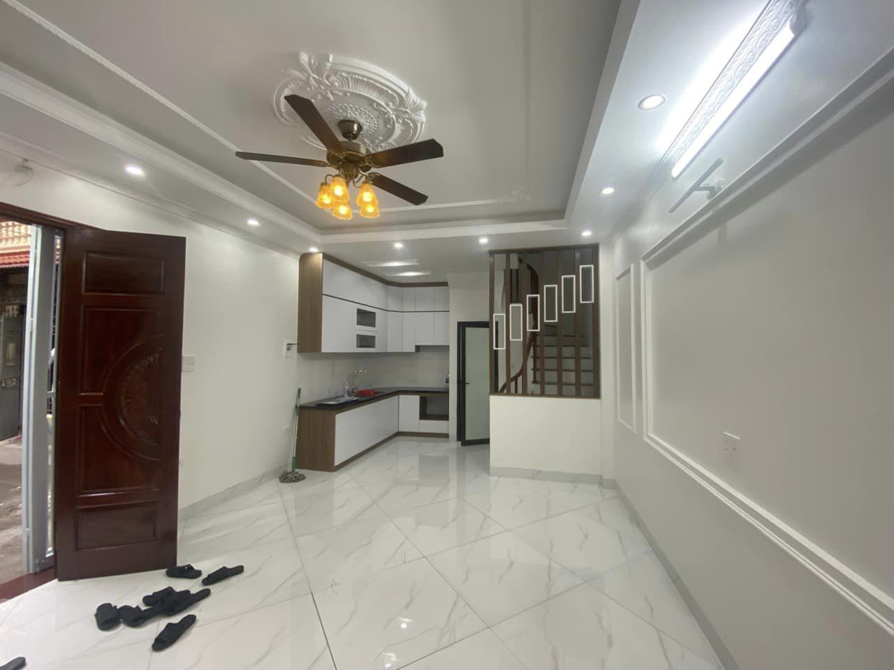 NHÀ SIÊU ĐẸP ,TRẦN CUNG NHÀ XÂY 5 TẦNG ,GẦN BỆNH VIỆN