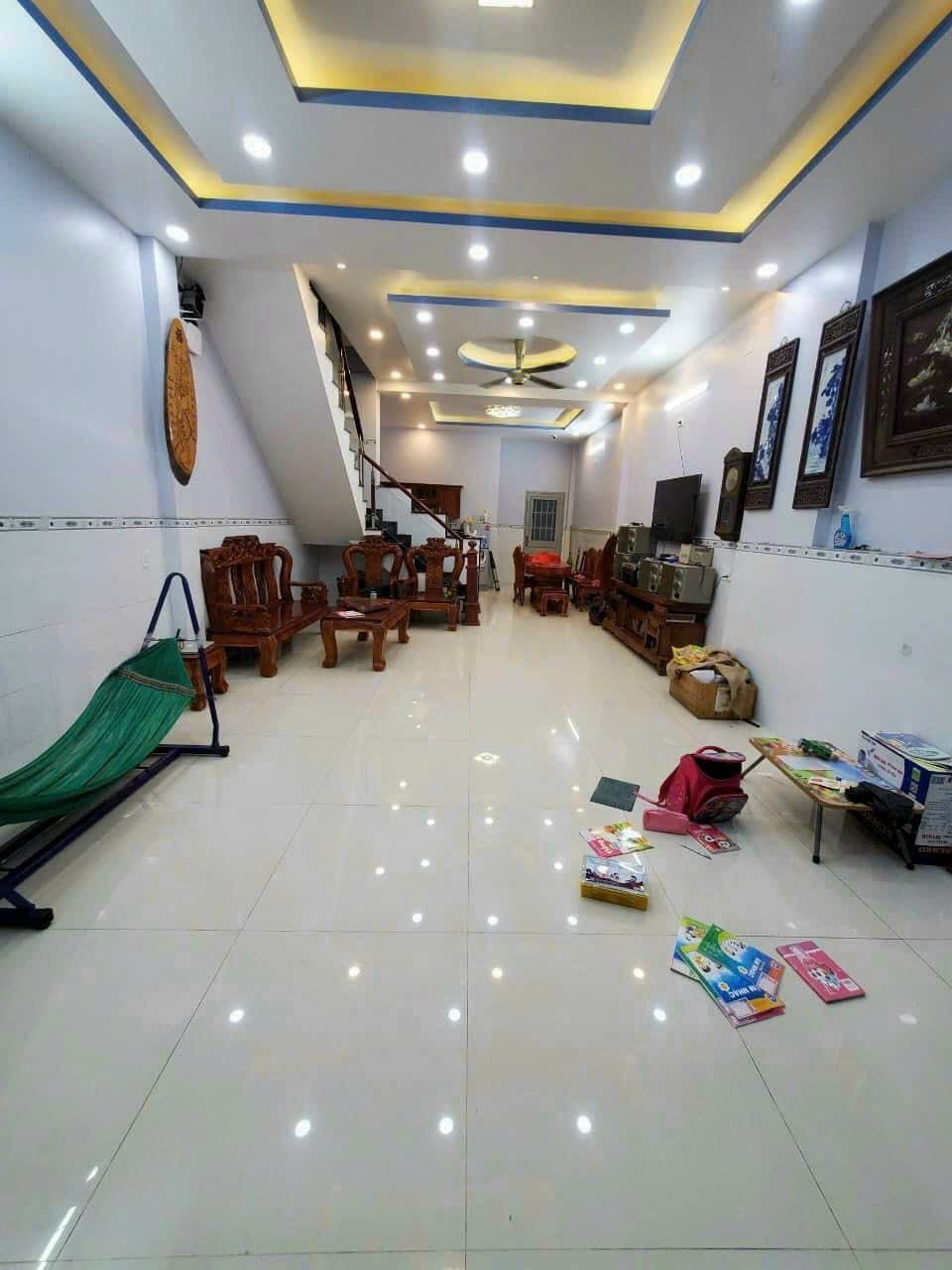 Nhà cực đẹp nội thất cũng đẹp 5x20m 3pn, 3wc ngay UB phường TX.