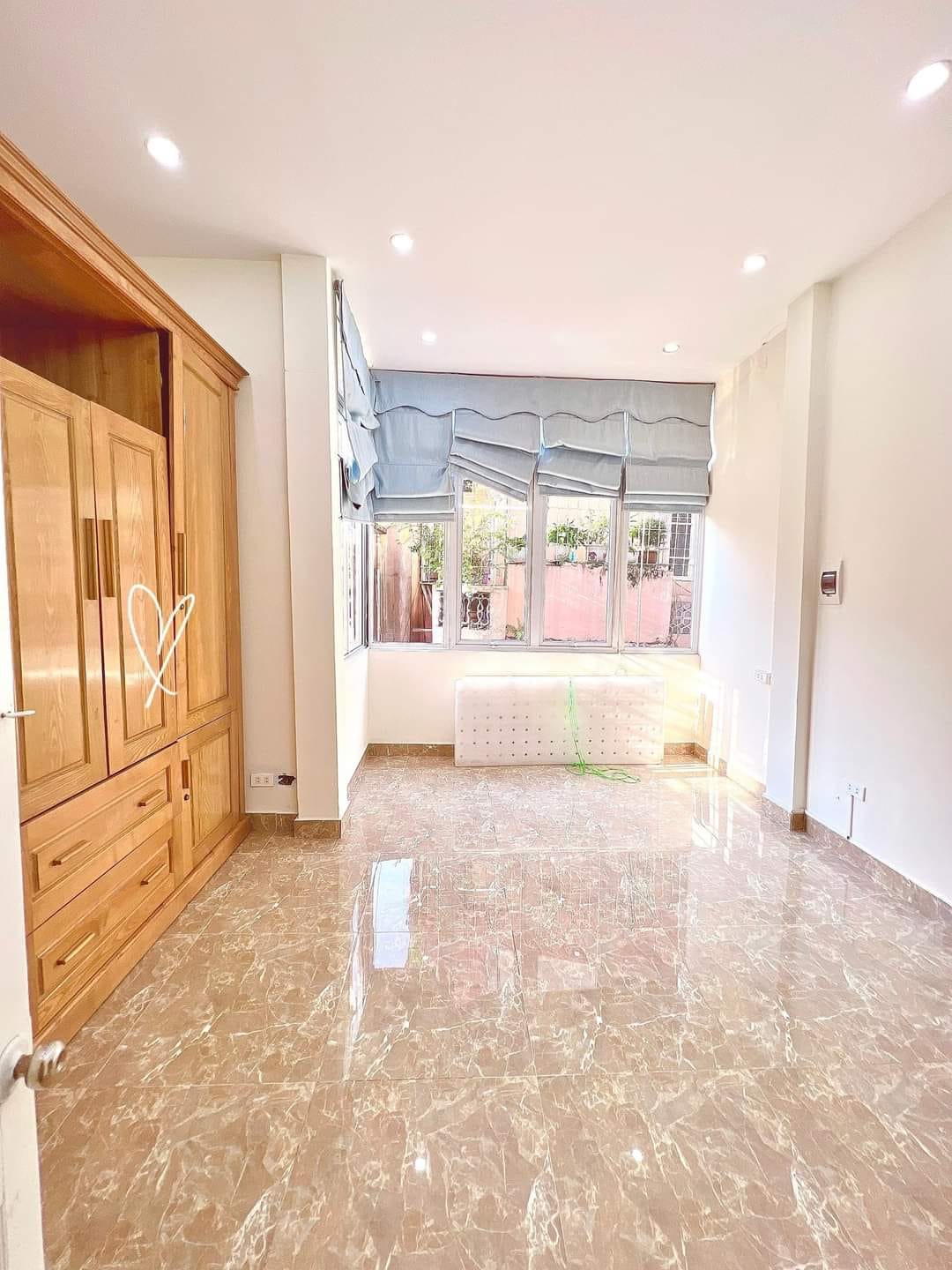 Chỉ 2,8 tỷ có nhà 4 tầng, ô tô đỗ cửa, lô góc kinh doanh, diện tích 24m2 vài bước ra phố.