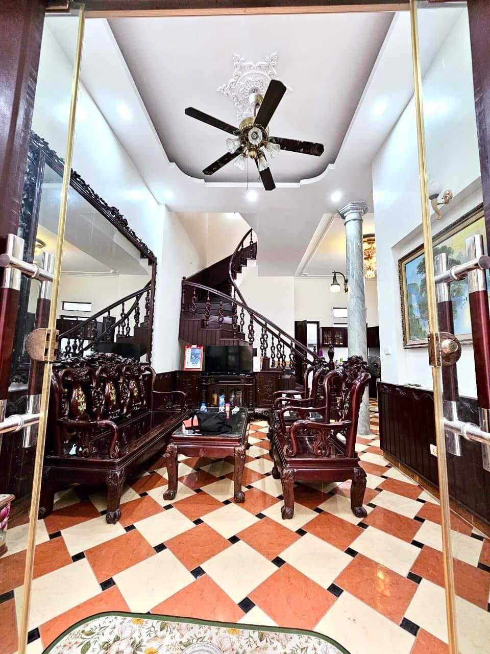 HÀNG HÓT, HIẾM - PHÂN LÔ - GARA ÔTÔ VÀO NHÀ, KINH DOANH - GẦN PHỐ - NGÕ RỘNG - NHÀ ĐẸP Ở LUÔN.