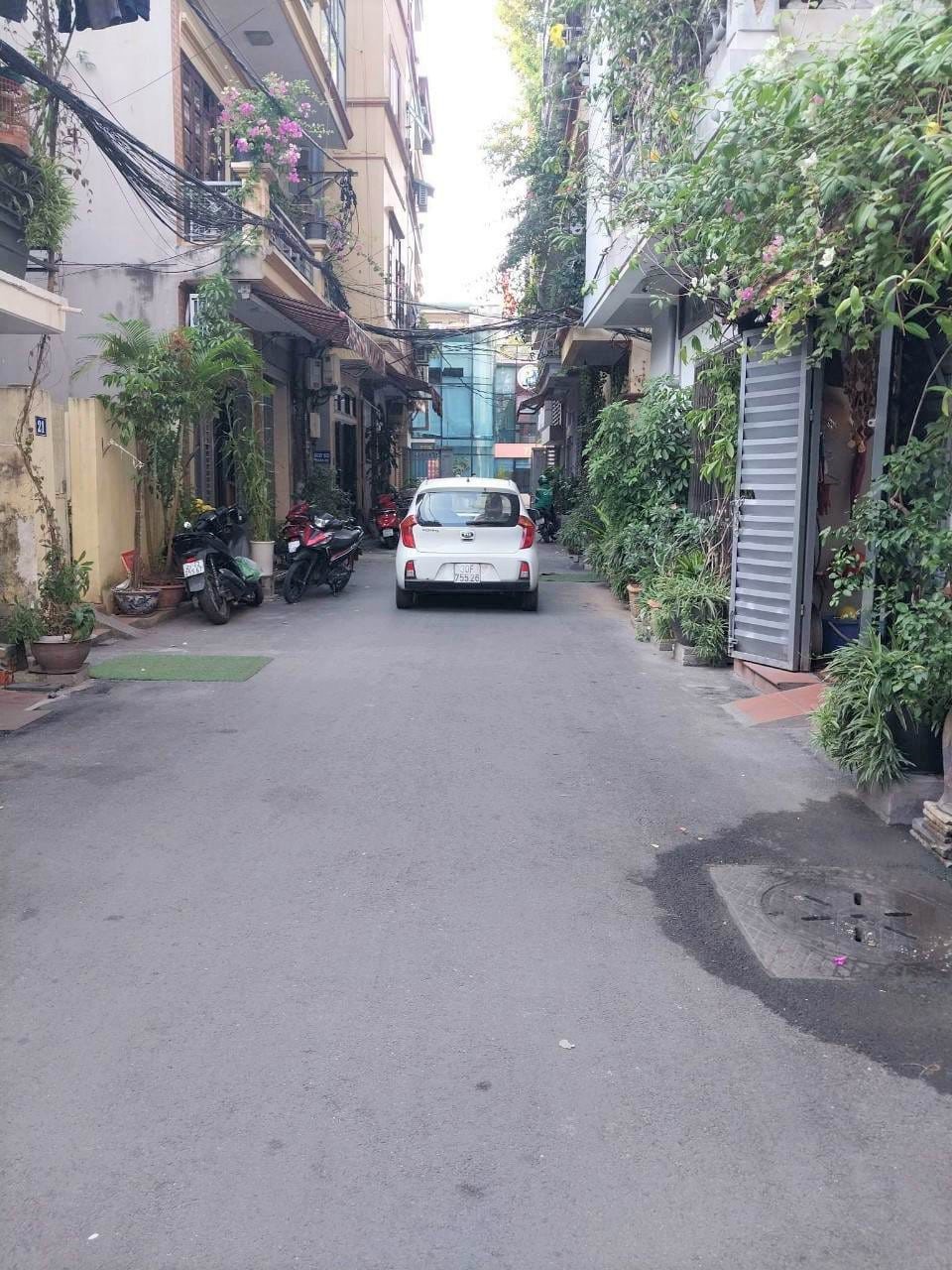 MUA ĐẤT TẶNG NHÀ 3 TẦNG CẦU GIAYA36M . GIÁ 3.15 TỶ. NHÀ LÔ GÓC. NGÕ QUẬN ỦY. SỔ ĐỎ MÊ LY.