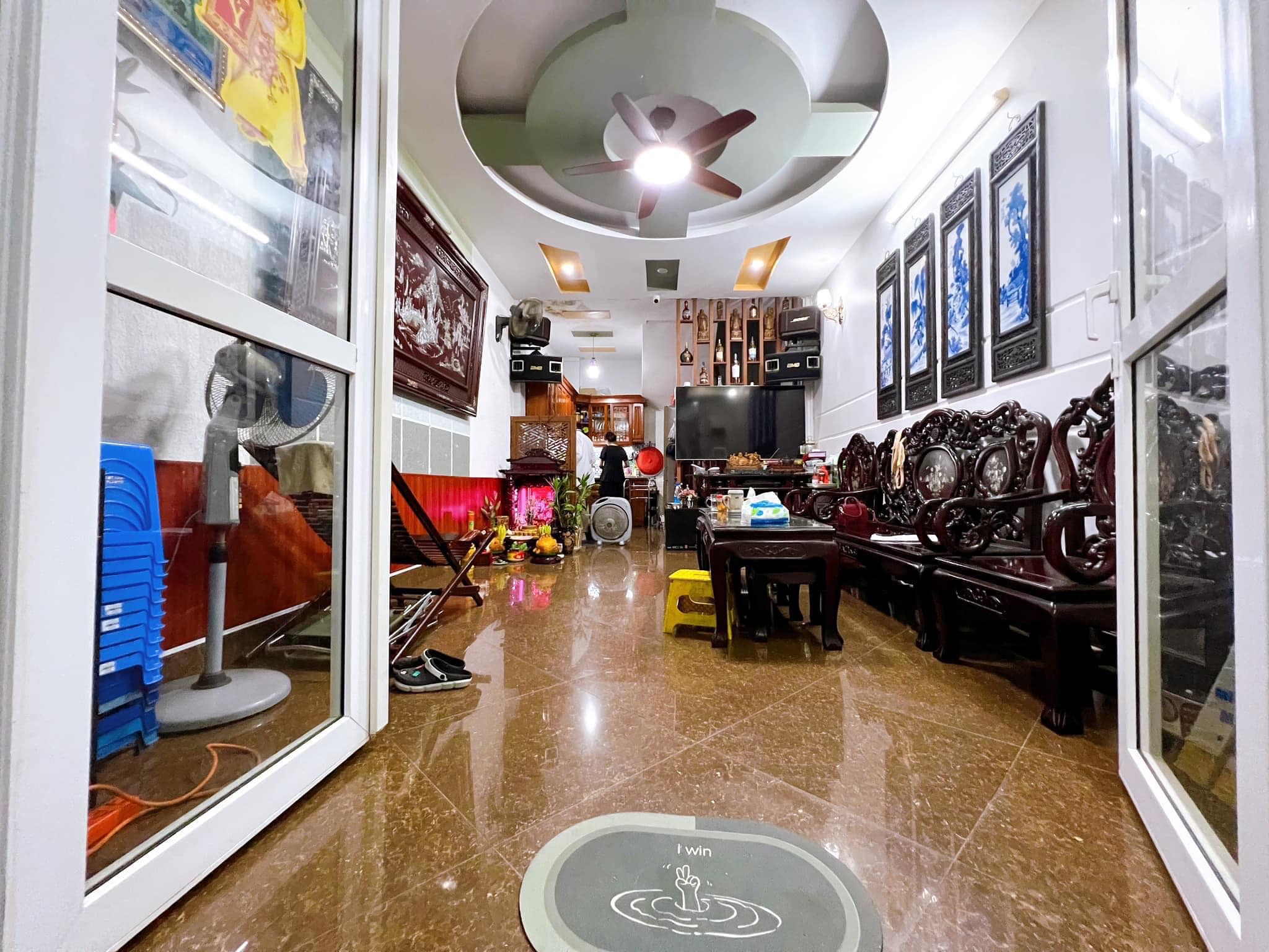 Bán nhà phố Cát Linh, 20m mặt phố,2 mặt ngõ, nhà đẹp, dân xây, 42m, 5T, 5.5 tỷ.