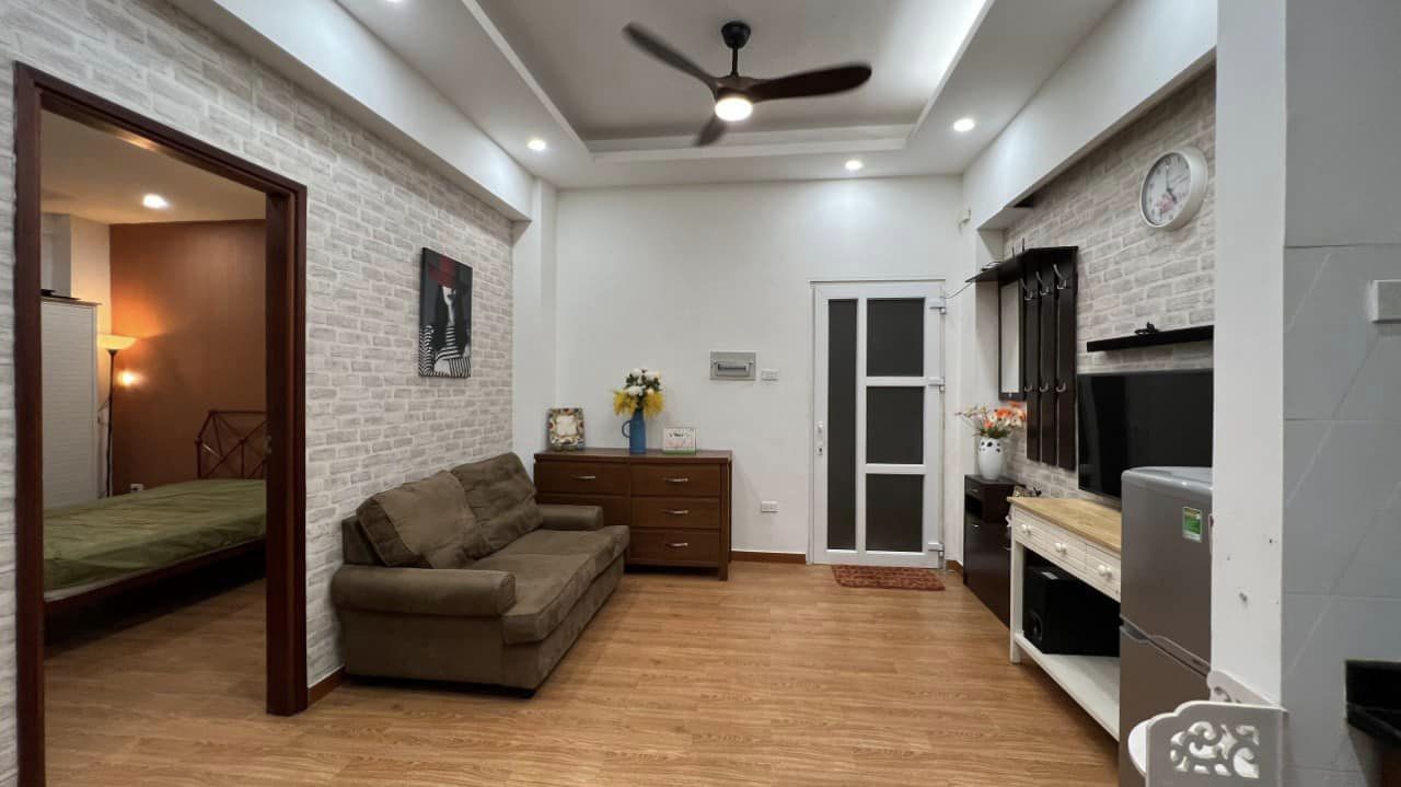 Bán căn hộ chung cư CT4 KĐT Mễ Trì Hạ, DT 56m2, 2 phòng ngủ, giá rẻ chỉ 2.45 tỷ.