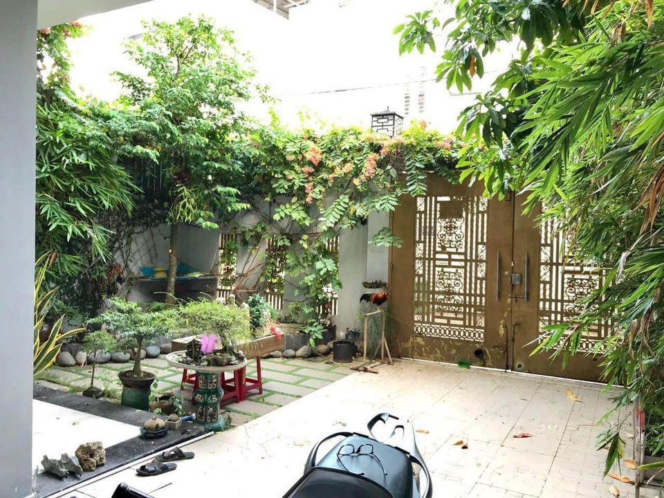 BÁN NHÀ NGANG GẦN 8m - NGUYÊN THỊ THẬP - TRUNG TÂM QUẬN 7 - SÂN RỘNG TRƯỚC NHÀ - CÓ GARA XE.