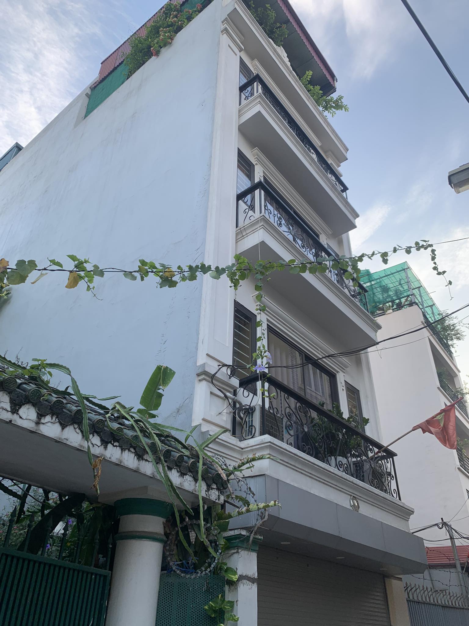 bán nhà lô góc Ngọc Lâm-Nguyễn Văn Cừ, 65m² x 5tầng, gara, full nội thất.