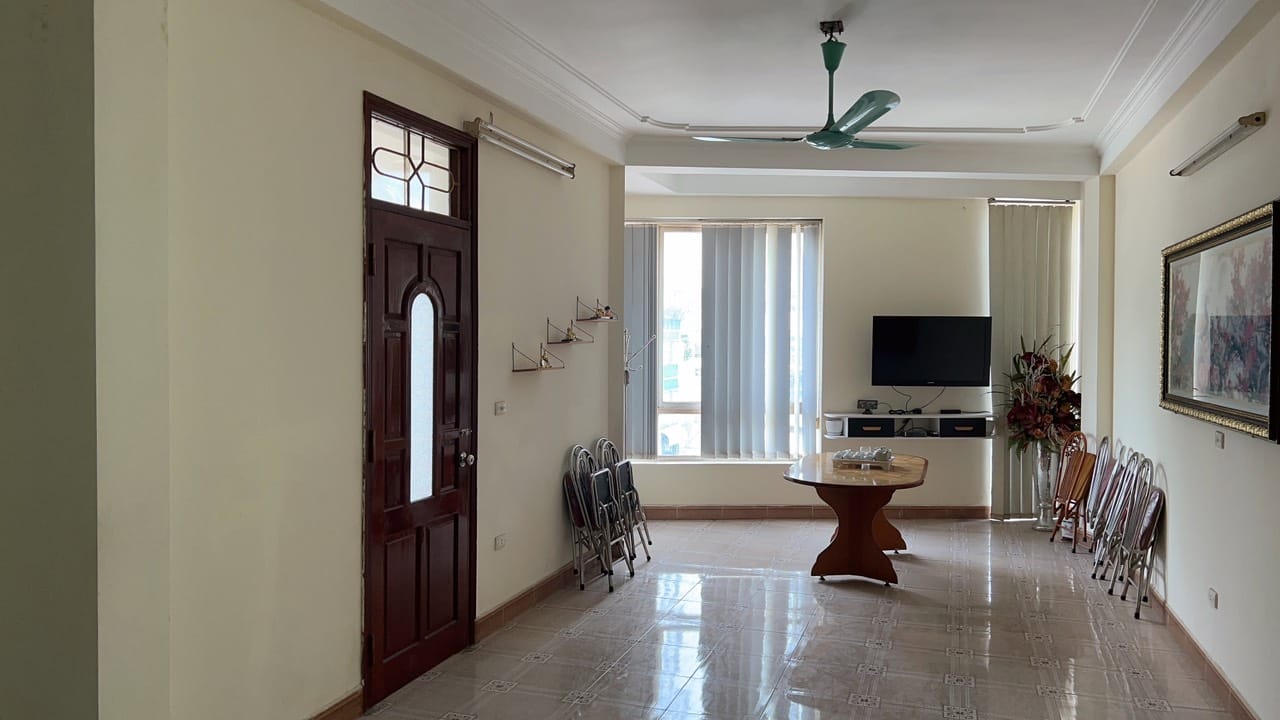 Bán gấp nhà phố Khâm Thiên 58m2 5 tầng, 2 mặt tiền kinh doanh, ô tô đỗ cửa, 4 tỷ TL.