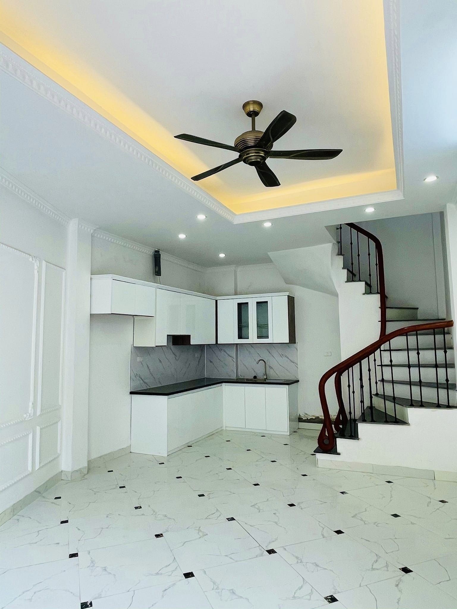 Bán nhà 62m2 phố Âu Cơ, Tây Hồ Thang máy Nhập Dòng tiền 10%/năm Giá 8.3 Tỷ.