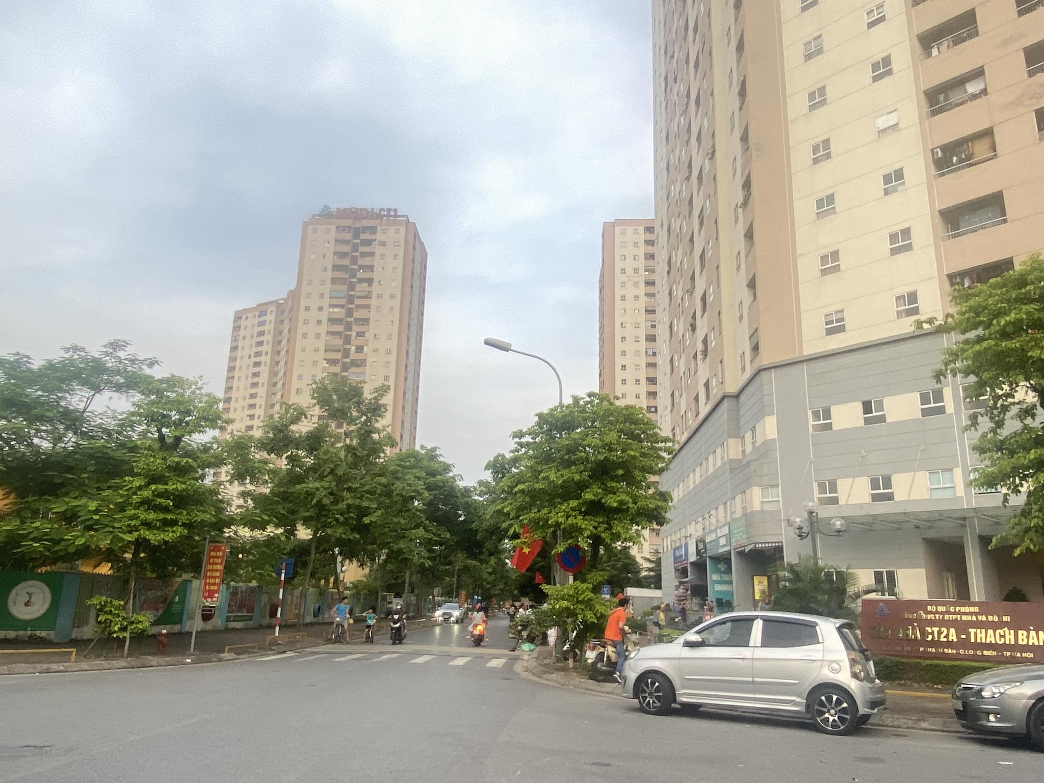Bán căn hộ chung cư ngõ 537 Bát Khối - Long Biên - Toà CT1 Thạch Bàn 76m2, 2 phỏng ngủ rộng.