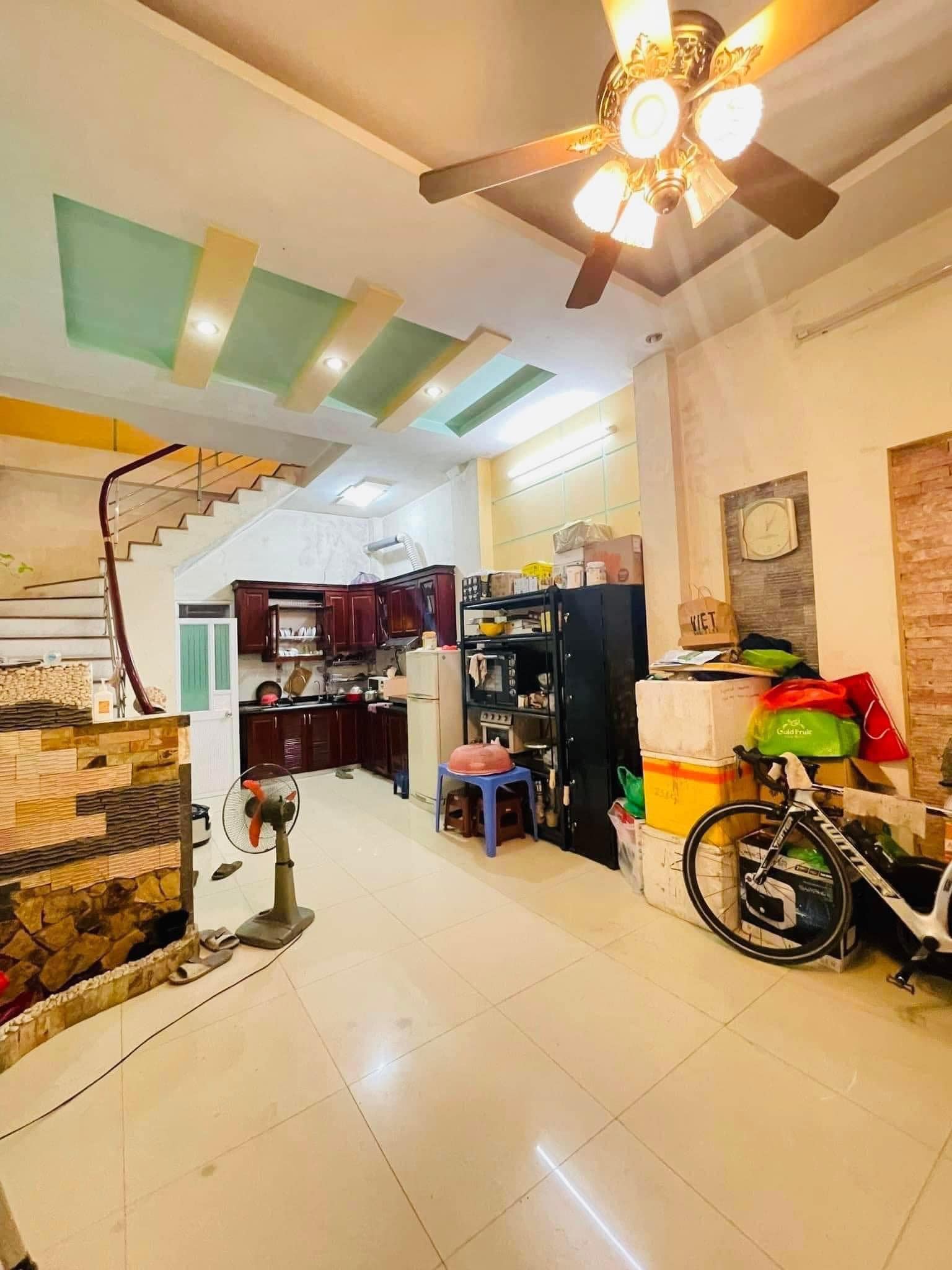 CỰC HIẾM, Nhà ở 898 Đường Láng 38m2, 5 tầng đẹp 2 thoáng tặng nội thất chỉ 4 tỷ.